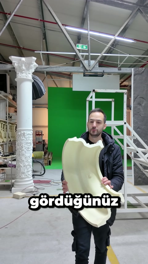 Usta kavisli poliüretan profilin iç yüzeyini kameraya doğru gösteriyor