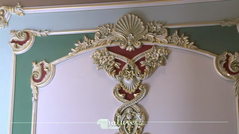 Tamamlanan duvar çerçevesinde altın renkli tepelik ve kıvrımlı motifler görülüyor