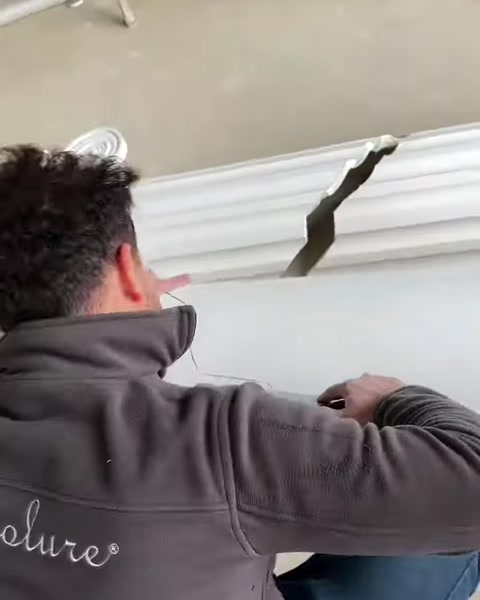 Yivli gövdedeki düzensiz kırık kenar elektrikli aletle şekillendiriliyor