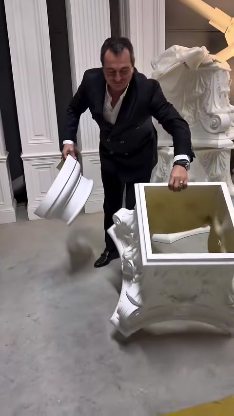 İşlemeli dekoratif sütun kaidesinin iç yapısı yakından görülüyor