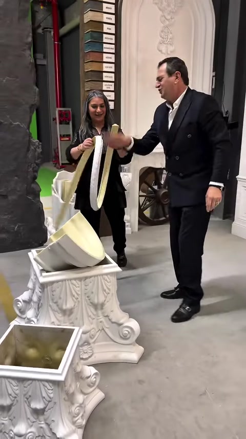 Esnek dekoratif profil showroom ortamında bükülerek tanıtılıyor