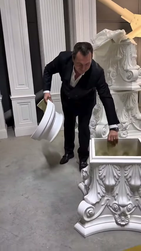 Kare açıklıklı süslü kaide, müşterinin taşıdığı profil yanında inceleniyor
