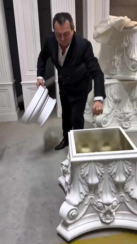 İşlemeli dekoratif eleman, kare kaide ve sütun modelleri önünde konumlandırılıyor