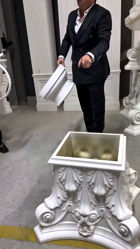 İki beyaz profil parçasının kademeli kenarları showroomda sergileniyor