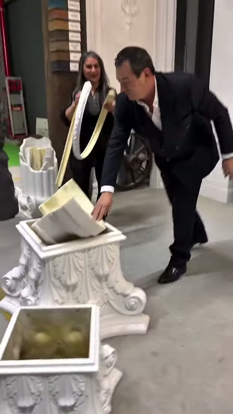 Esnek beyaz çıta halka biçiminde kıvrılarak showroomda müşterilere gösteriliyor