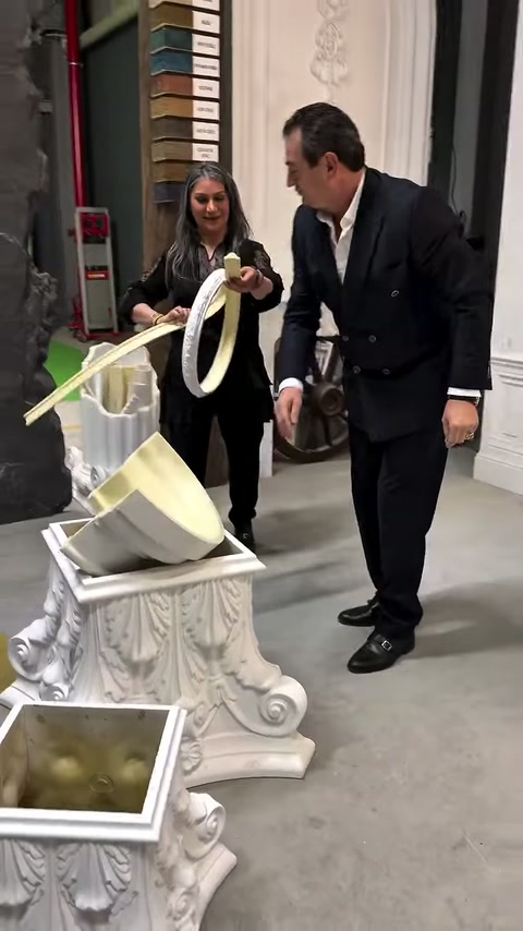 Müşteri, bükülebilen ince dekoratif çıtayı kaide modelleri yanında inceliyor