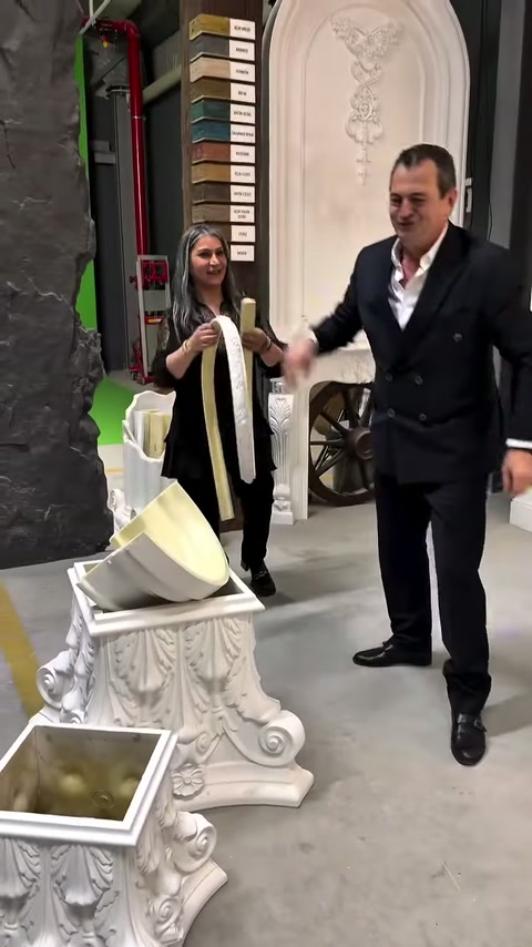 Halka yapılan esnek profil, kemerli duvar süsü önünde sergileniyor