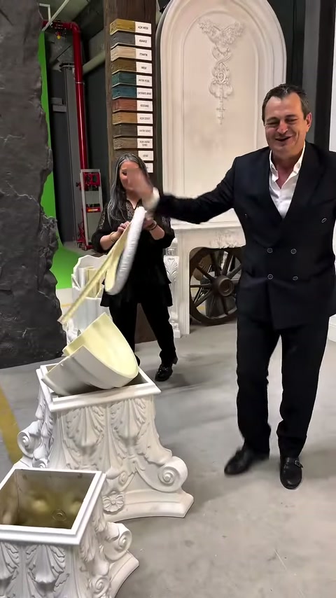 İnce dekoratif çıtanın esnekliği, sütunlu showroom alanında elle gösteriliyor