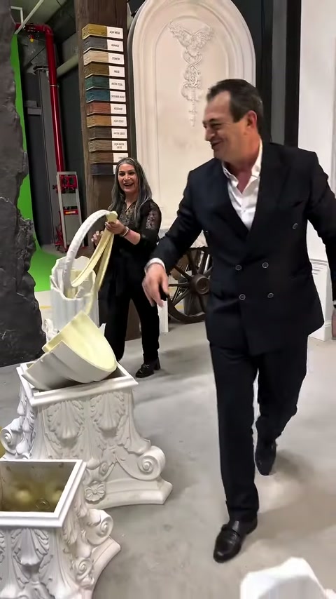 Müşteri, esnek çıta örneği ve süslü kaideler yanında açıklama yapıyor