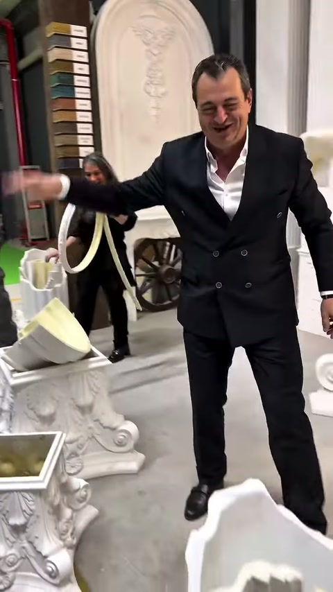 Dekoratif kemer ve sütunların önündeki müşteri sergi ürünlerini işaret ediyor