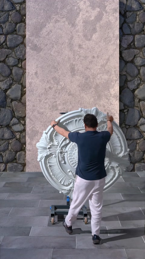 Büyük tavan göbeği uygulama duvarının önünde konumlandırılıyor.