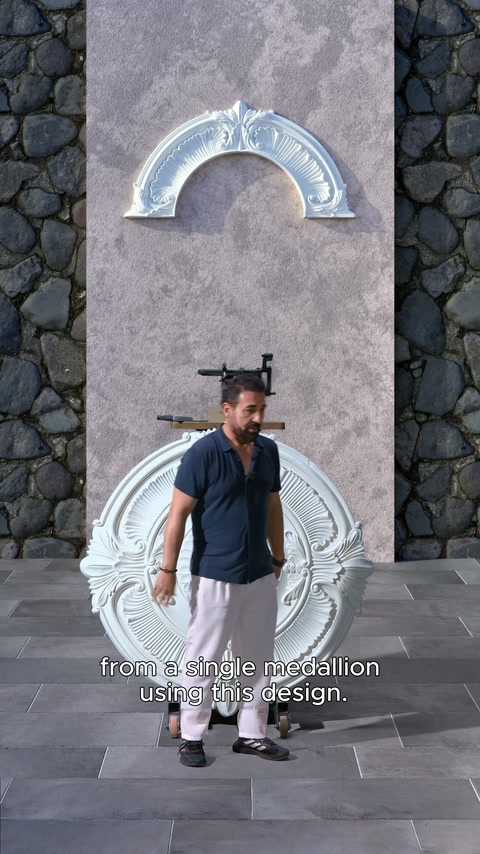 Kesilmiş yarım daire süsleme duvarın üst bölümünde konumlandırılıyor.
