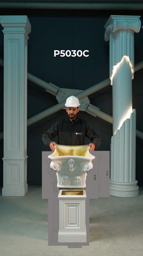 Usta, dekoratif sütun başlığını kaide üzerine yerleştirmeye hazırlanıyor