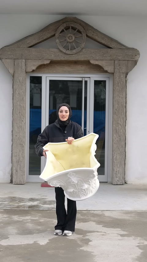 Kadın büyük sütun başlığını ters çevirerek iç yapısını sergiliyor