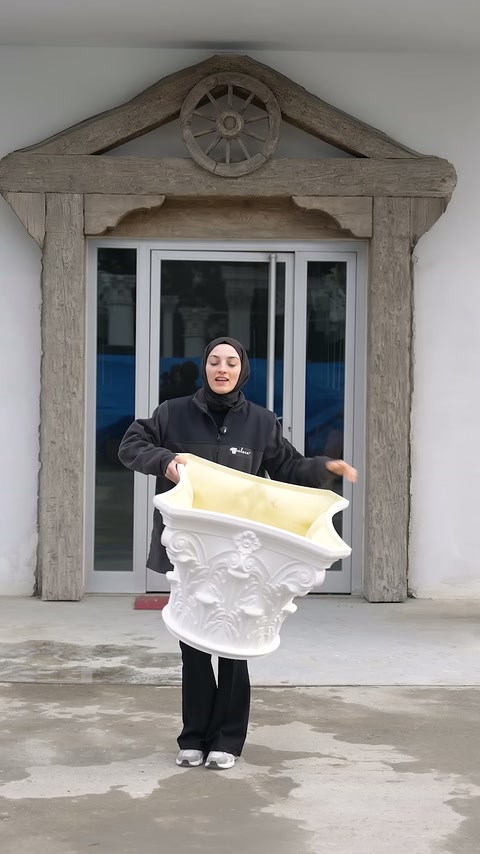 Başlığın kabartmalı dış yüzeyi ve iç boşluğu birlikte görülüyor