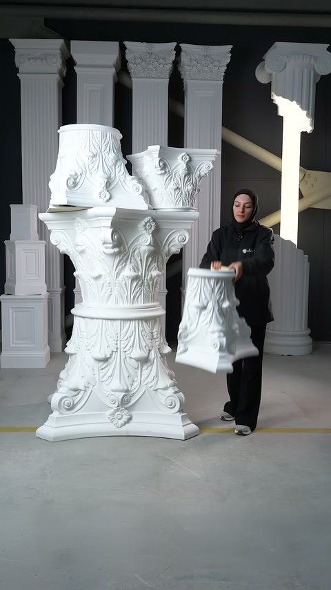 Kadın dar sütun modelinin başlık ve gövde birleşimini inceliyor