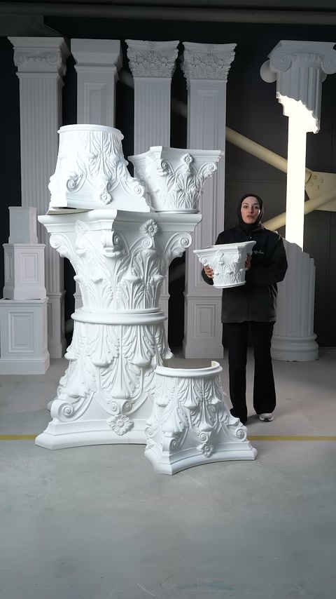 Kompakt yaprak motifli başlık büyük dekoratif sütunların yanında tanıtılıyor