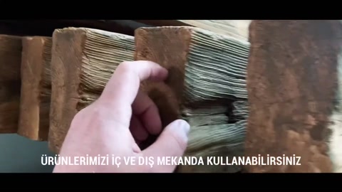 Dekoratif kiriş üzerindeki derin ahşap dokusunun elle incelenmesi