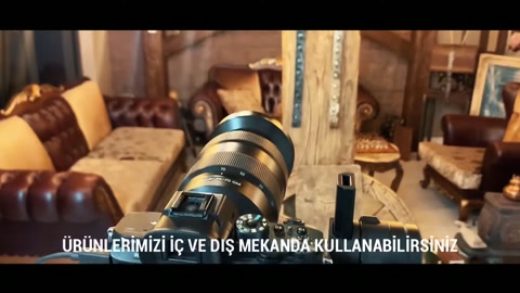 Kamera yakınında rustik teker göbeği ve kiriş uçları sergileniyor.