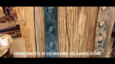 Ahşap desenli kirişte çatlak çizgileri ve koyu metal görünüm belirginleşiyor.