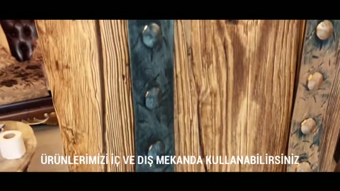 Yan yana duran rustik kirişlerde farklı damar desenleri karşılaştırılıyor.