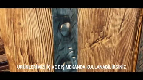 Dikey dekoratif kirişin oyma damarları ve siyah aksesuarı sergileniyor.