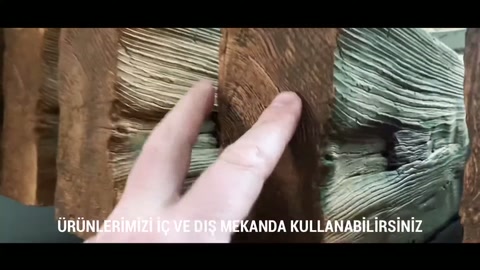 Parmaklar dekoratif mertekteki derin çatlak ve kabartıları takip ediyor.