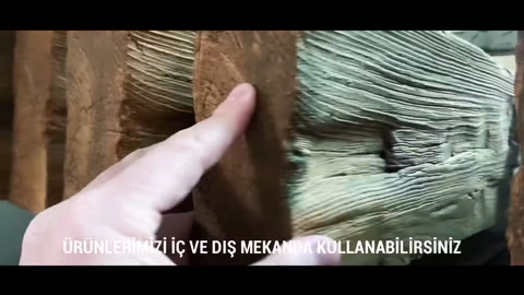 Ahşap görünümlü parçanın pürüzlü budak bölgesi elle kontrol ediliyor.