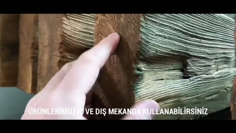 El, eskitilmiş kiriş üzerindeki yoğun damar çizgilerini inceliyor.