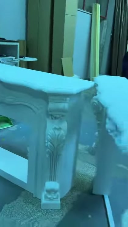 Klasik şömine ayağındaki uzun yaprak kabartmaları yakından görüntüleniyor