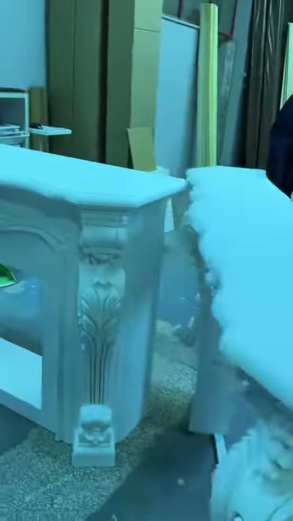 Oyma görünümlü şömine ayağı atölyedeki diğer modelle yan yana duruyor