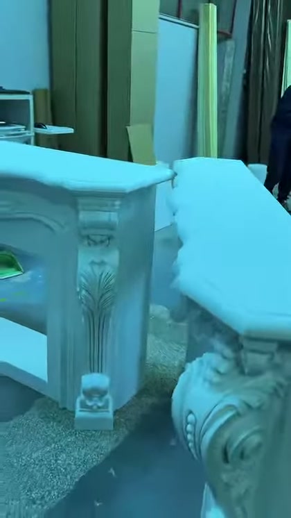 İki dekoratif şöminenin farklı tabla ve köşe detayları karşılaştırılıyor