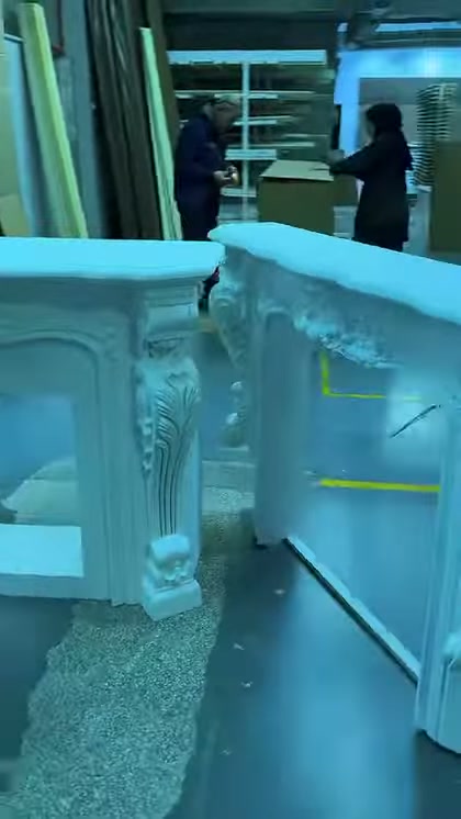 Ön plandaki işlemeli şömine ayağı ve arkadaki sade model görülüyor
