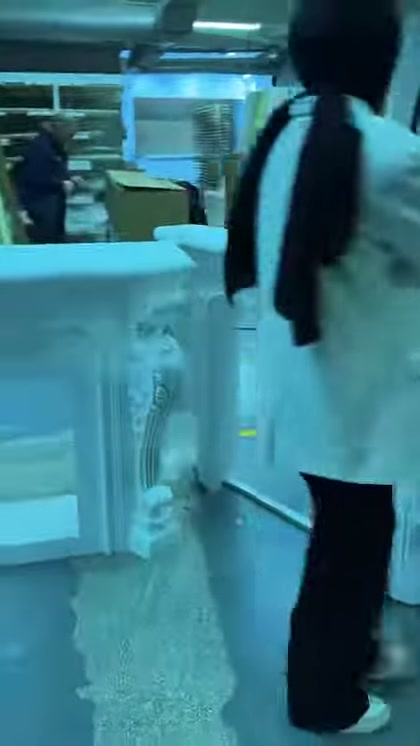 Dikey motifli şömine ayağı ile geniş tabla ön planda görülüyor