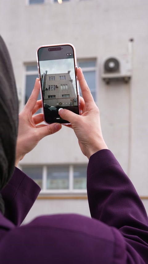 Bina cephesi, tasarım hazırlığı sırasında telefon ekranından inceleniyor