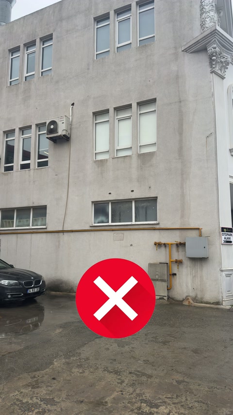 Kırmızı çarpı, dekorasyonsuz mevcut bina cephesini örnek olarak belirtiyor