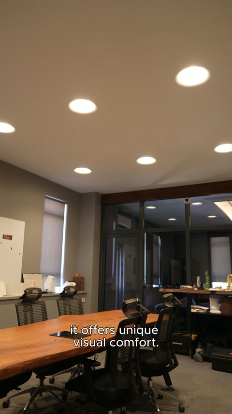 Ofis toplantı bölümünün tavanında kavisli aydınlatma elemanları sıralanıyor
