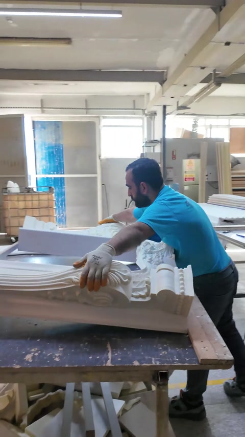 Usta oyma köşe parçasını gövdeye bastırarak sabitliyor