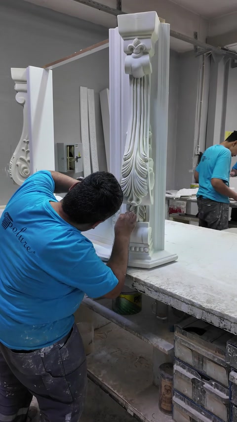 Usta şömine ayağındaki bezemeleri elle son kez düzenliyor