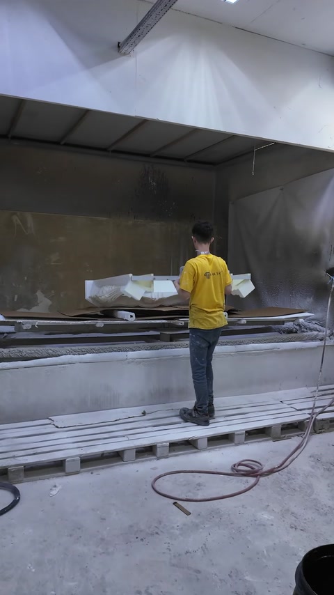 Şömine parçaları boyama alanında işlem öncesinde bekletiliyor