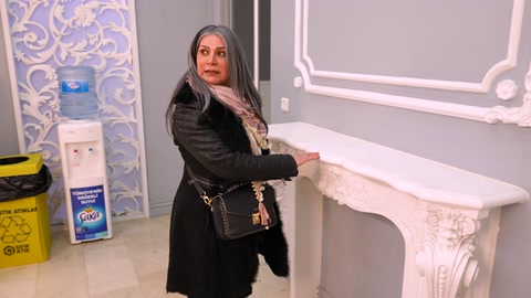 Klasik detaylı beyaz şömine çerçevesi yakından gösteriliyor