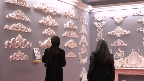Duvar üzerinde farklı biçimlerde dekoratif süsleme örnekleri sergileniyor