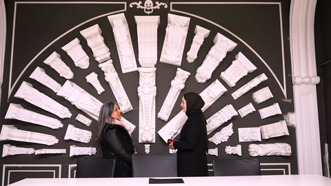 Farklı profil parçaları dairesel bir sunum panosunda sergileniyor
