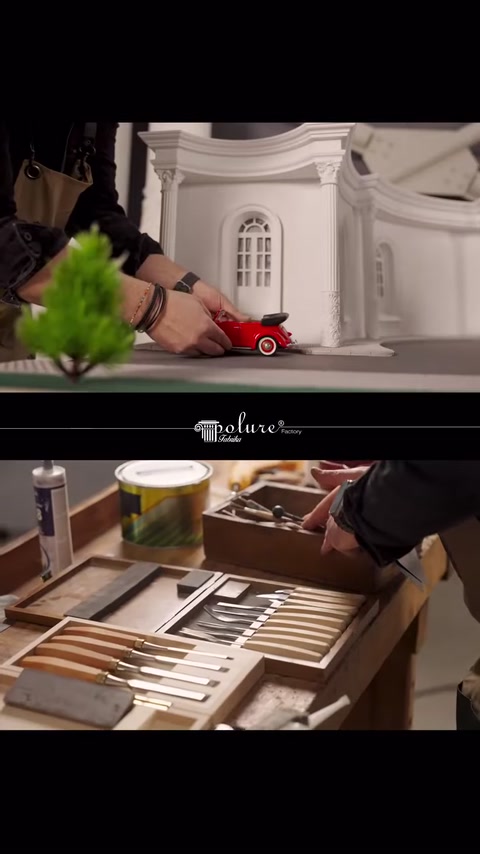 Maket villa cephesi yanında düzenlenmiş uygulama aletleri bulunuyor
