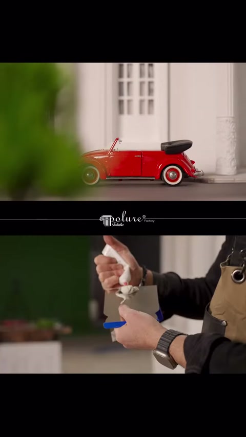 Küçük maket elemanı, mavi saplı kesiciyle dikkatlice biçimlendiriliyor