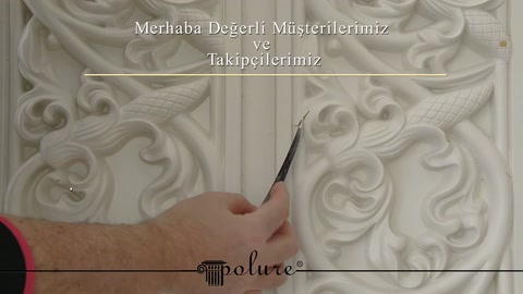Beyaz poliüretan separatörün kabartmalı motifleri iç mekânda sergileniyor
