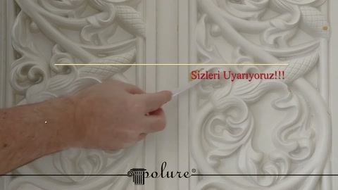 El, dekoratif separatörün merkezindeki dikey birleşme hattını işaret ediyor