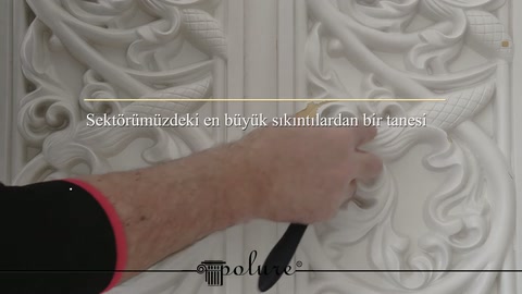 Uygulayıcı, desenli poliüretan separatörün merkez birleşimini yakından gösteriyor