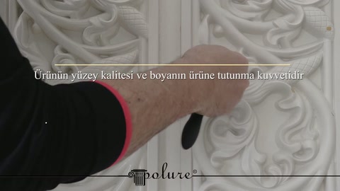 Uygulayıcı, panelin orta bölümündeki kaplama düzgünlüğünü parmağıyla inceliyor