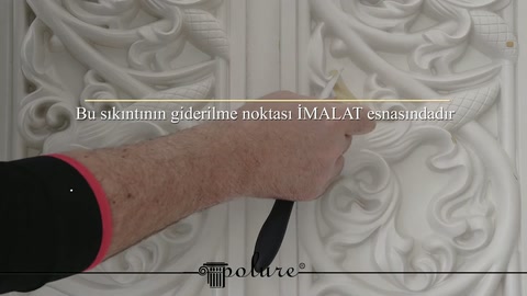 Parmak, separatörün merkez şeridi çevresindeki yüzey detayını belirtiyor